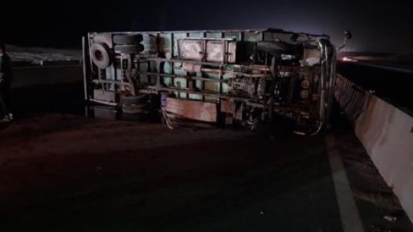 انقلاب سيارة نقل مقطورة