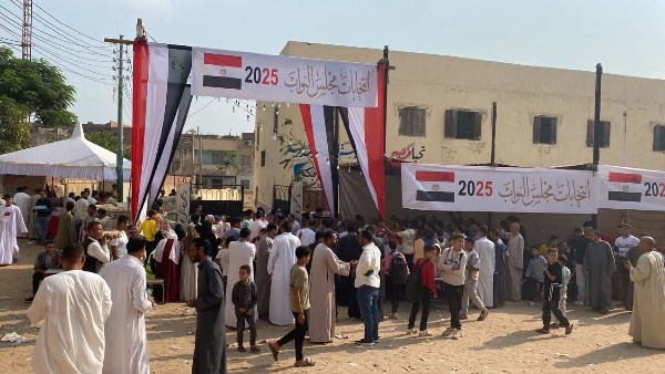 إقبال الناخبين على مدرسة القطا 