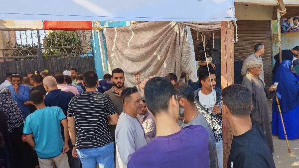 شاهد.. الناخبون يواصلون زحفهم على لجان الاقتراع بمنشأة القناطر شاهد.. الناخبون يواصلون زحفهم على لجان الاقتراع بمنشأة القناطر