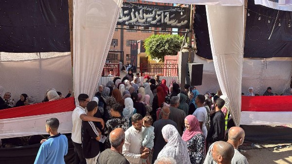 الناخبين أمام مدرسة أتريس 