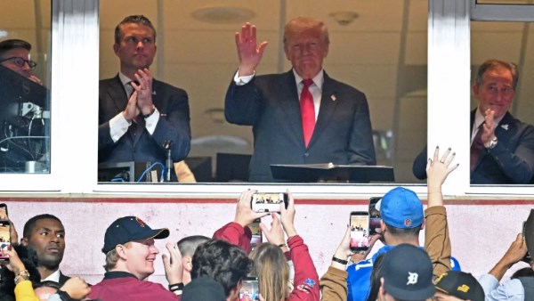 ترامب يحضر مباراه كرة قدم أمريكية 