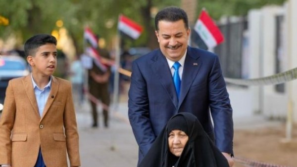 رئيس الوزراء العراقي يدلي بصوته برفقة والدته