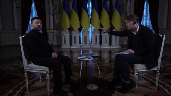 انقطاع الكهرباء اثناء اجراء مقابلة تلفزيونية لـ زيلينسكي