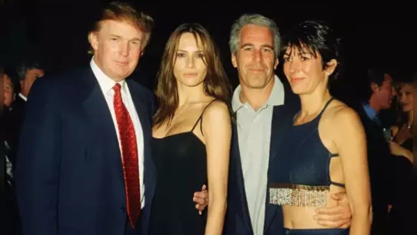 الرئيس الأمريكي في صورة تجمعه مع ابستين وغيللين 