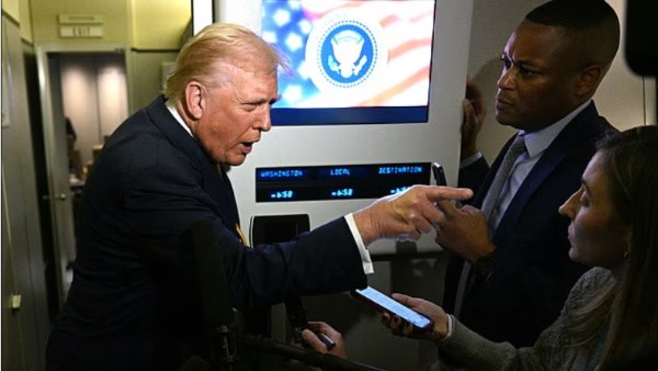 ترامب يهين صحفية بلومبرج على متن طائرة الرئاسة