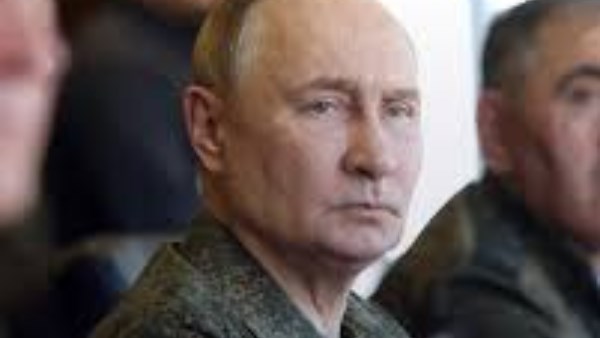 بوتين بالزي العسكري