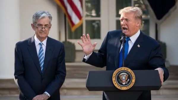 ترامب يلوّح بإقالة وزير الخزانة 