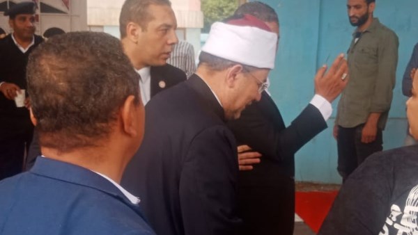 أدلى الدكتور محمد مختار جمعة، وزير الأوقاف السابق، بصوته في الانتخابات البرلمانية، وذلك في لجنة مدرسة الشهيد رائد طيار محمد جمال عبدالعزيز بمنطقة المنيل