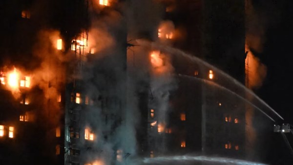 حريق هائل في مجمع سكني بهونج كونج