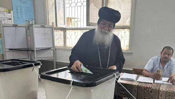 الأنبا مكاريوس أسقف المنيا وتوابعها يشارك في الانتخابات البرلمانية