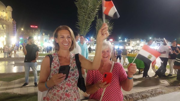 السياح يشاهدون و يحتفلون بالمتحف المصري 