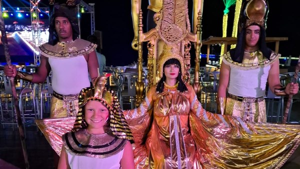 السياح بالزي الفرعوني 