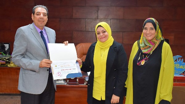 مدير مديرية التربية والتعليم يكرم 