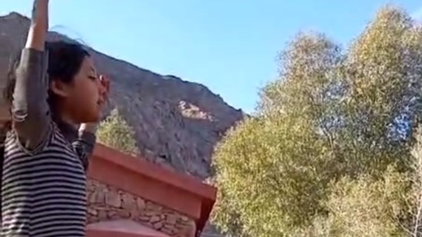 الطفلة جويس أصغر مرشدة سياحية بجنوب سيناء