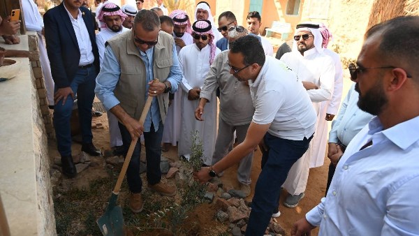 المحافظ خلال زيارته مجتمع حبيبة بنويبع 