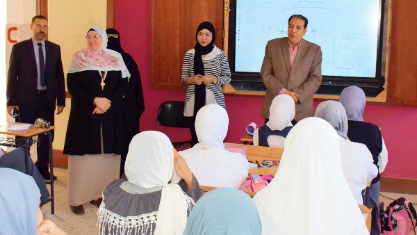 مدير مديرية التربية والتعليم خلال زيارته للمدرسة 