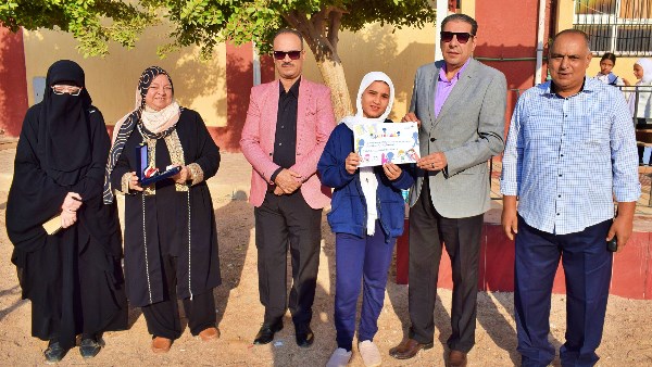 تكريم الطالبة الفائزة 