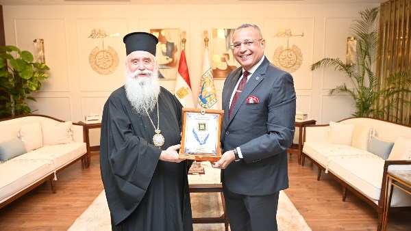 المحافظ مع مطران الدير 