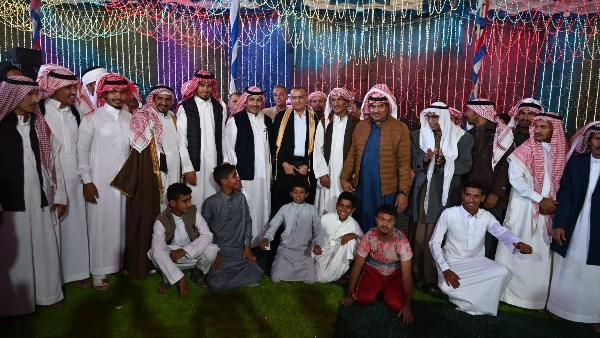 المحافظ خلال حضوره الزفاف