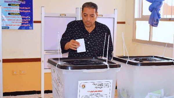 خلال ادلاء بصوته.. مدير مديرية التربية والتعليم 