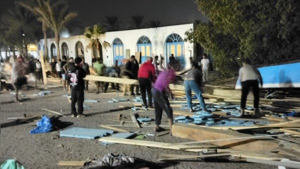 آثار الحريق في ورشة الاخشاب بدهب 