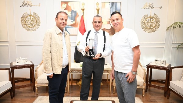 لقاء المحافظ مع منظمي الاحتفالية 