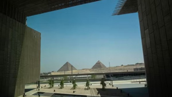متحف الكبير يطل على الأهرامات