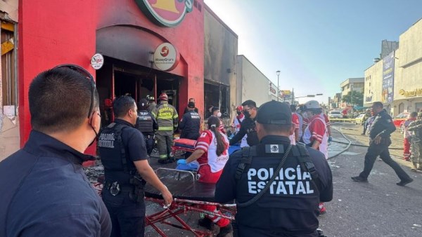 قوات الأمن والانقاذ في موقع الانفجار بالمكسيك