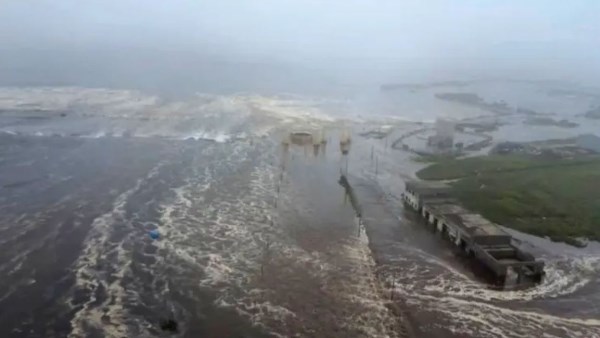 موجة تسونامي تضرب روسيا في وقت سابق من العام