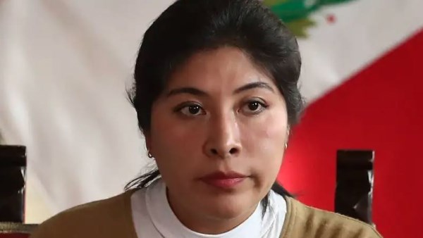 رئيسة الوزراء البيروفية السابقة بيتسي تشافيز قيد التحقيق بتهمة التمرد 2