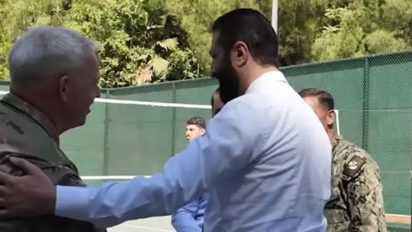 الشرع يلعب كرة السلة مع قائد قوات التحالف الدولي