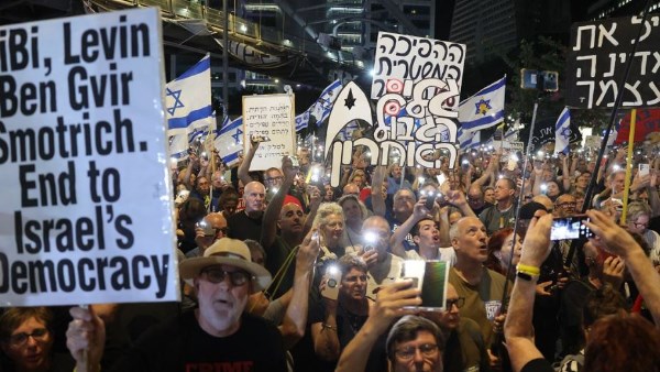 إسرائيل تشتعل من جديد .. مواقف غاضبة من حكومة نتنياهو.. والمتظاهرون يعلنون: الشعب يعود للشوارع لإنهاء حكومة الخراب إسرائيل تشتعل من جديد .. مواقف غاضبة من حكومة نتنياهو.. والمتظاهرون يعلنون: الشعب يعود للشوارع لإنهاء حكومة الخراب