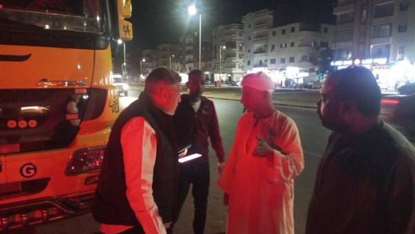 حملة مفاجئة تنجح في ضبط سيارتي نقل لتشوين الطوب الأحمر بشارع الكهف جنوب الغردقة حملة مفاجئة تنجح في ضبط سيارتي نقل لتشوين الطوب الأحمر بشارع الكهف جنوب الغردقة