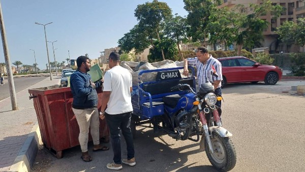 رئيس حي شمال الغردقة يضبط تروسيكلين لفرز القمامة خلال جولة ميدانية رئيس حي شمال الغردقة يضبط تروسيكلين لفرز القمامة خلال جولة ميدانية