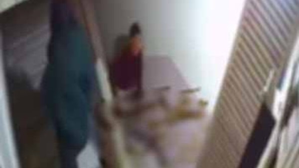 المتهم يطارد الضحية 