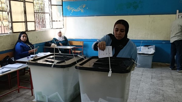 استمرار توافد الناخبين على اللجان الانتخابية بعد انتهاء فترة الاستراحة استمرار توافد الناخبين على اللجان الانتخابية بعد انتهاء فترة الاستراحة