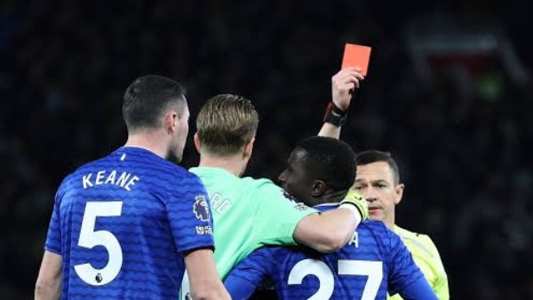 أغرب بطاقة حمراء في التاريخ| طرد لاعب بعد اشتباكه مع زميله.. وحكم يستبعد مساعده