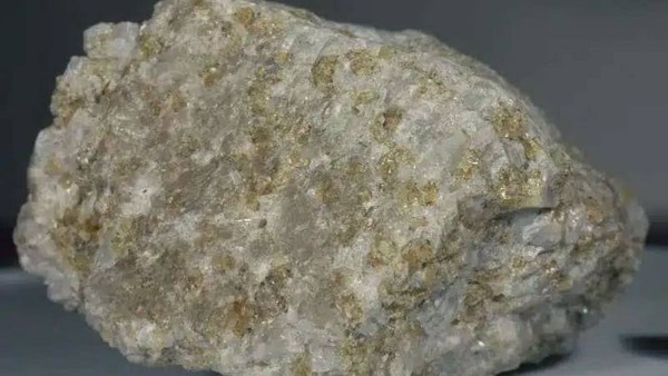 صخرة عمرها نصف قرن.. مفاجآت و أسرار جديدة حول القمر | ماذا يوجد بداخلها؟