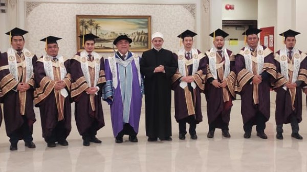 رئيس جامعة الأزهر خلال تكريم خريجي ماليزيا: نهنئكم بالتخرج ونهنئ العالم بافتتاح المتحف المصري الكبير