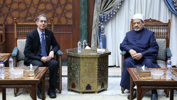 شيخ الأزهر يستقبل وزير شؤون المسلمين في سنغافورة ويناقشان تعزيز العلاقات العلمية والدعويَّة