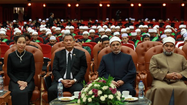 رئيس جامعة الأزهر يشهد احتفالية تخريج أبناء تايلاند ويؤكد: هم نماذج مشرقة تحمل أمانة نشر المنهج الوسطي المعتدل