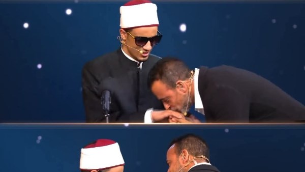 مصطفى حسني يقبل يد الطالب محمد أحمد حسن 