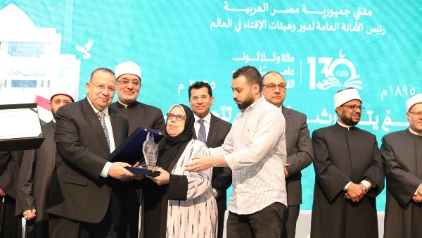 دار الإفتاء المصرية تكرم المفتين السابقين وأُسَر المفتين الراحلين في احتفالها بمرور 130 عامًا على إنشائها