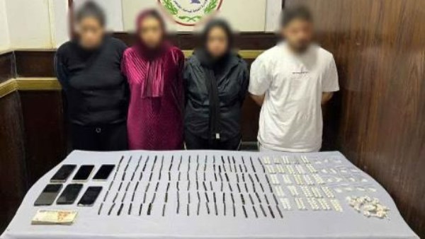 المتهمون وأمامهم المضبوطات 