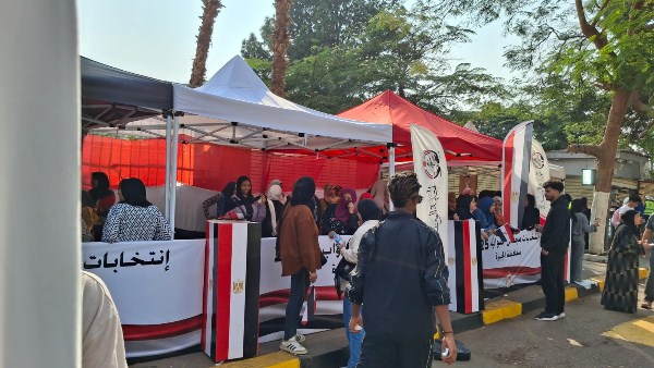 الناخبات أمام اللجنة 