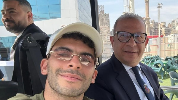 زيزو مع محاميه أشرف عبد العزيز 