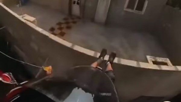 لقطة من الهبوط بالبراشوتات