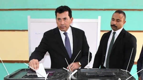 وزير الرياضة يدلي بصوته في انتخابات