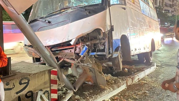 إصابة سائق ميني باص اصطدم بـ رادار كوبري فريد سميكة بالنزهة