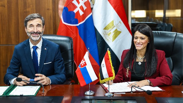 خلال التوقيع